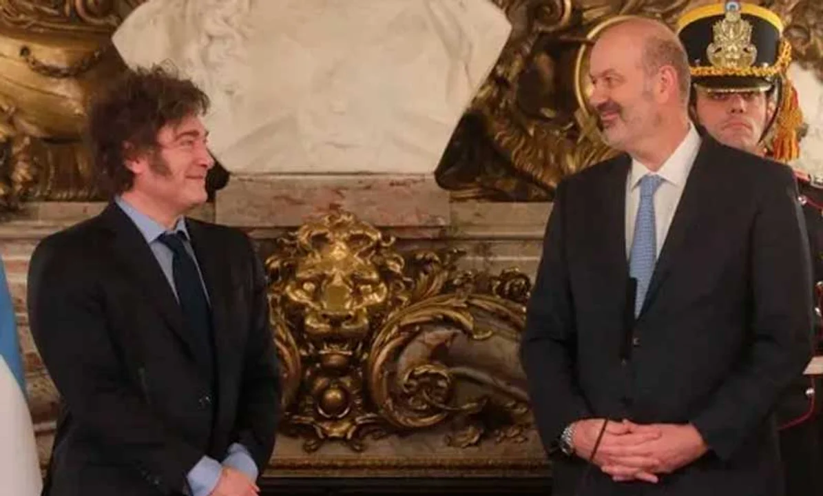 Sturzenegger tuvo que aclarar un anuncio de Milei que prometía eliminar el 90% de impuestos