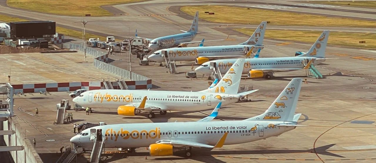 Flybondi reprogramó 71 vuelos para las Fiestas y afectó a miles de pasajeros