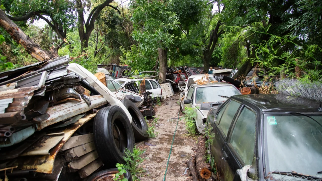 Clausuraron un predio de venta de autopartes y se secuestraron más de 300 autos