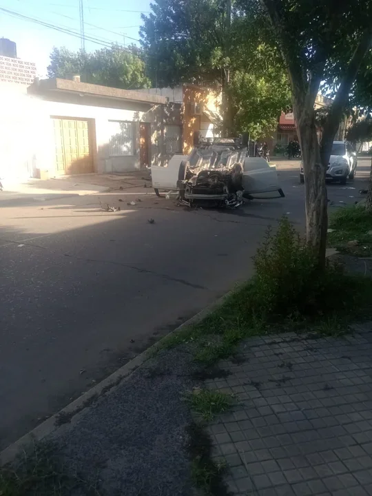 Choque con vuelco, una persona continúa internada en el hospital San Carlos