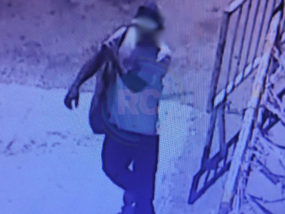 Un peatón removió vallas de una obra y generó daños en la calzada