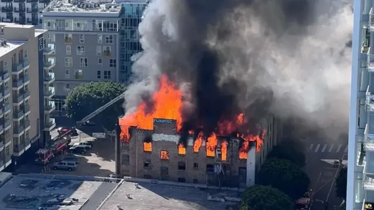 Un incendio destruyó el “Morrison Hotel”, que fue tapa del disco de The Doors