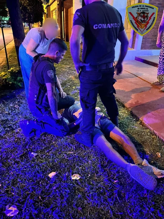 Redujo a un intruso y se lo entregó a la policía