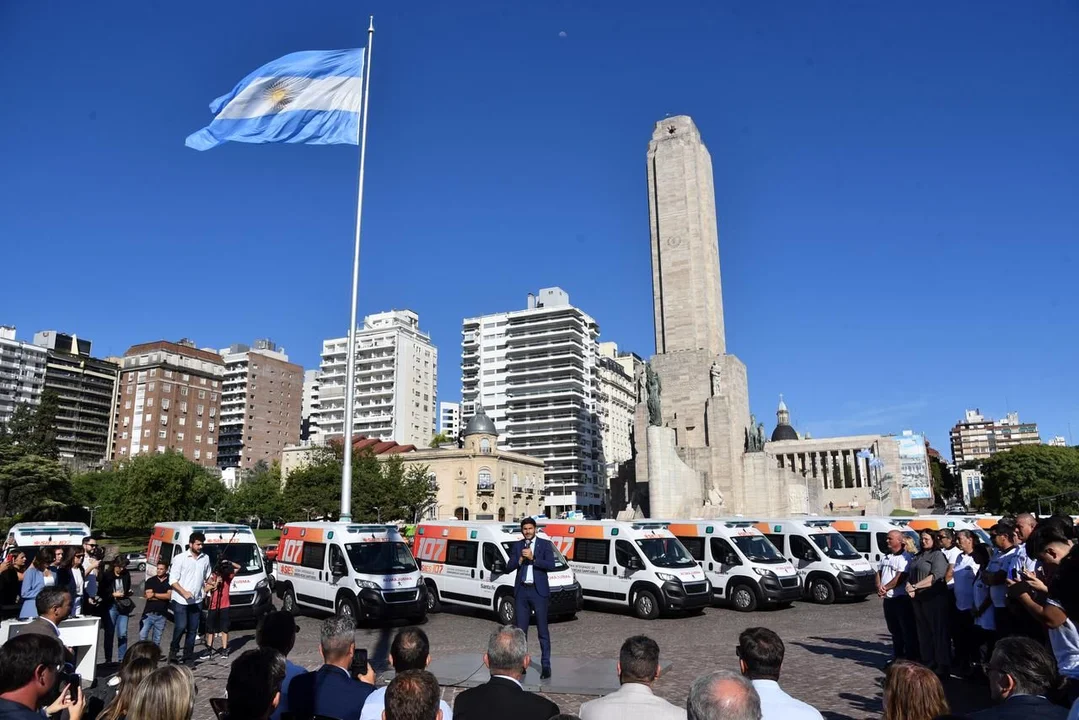El acto de entrega se realizó bien a la vista, junto al Monumento a la Bandera.