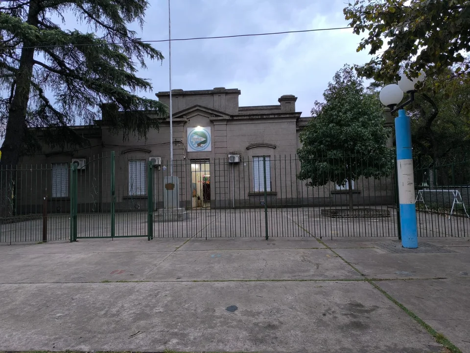 Una madre agredió brutalmente a una maestra de escuela primaria