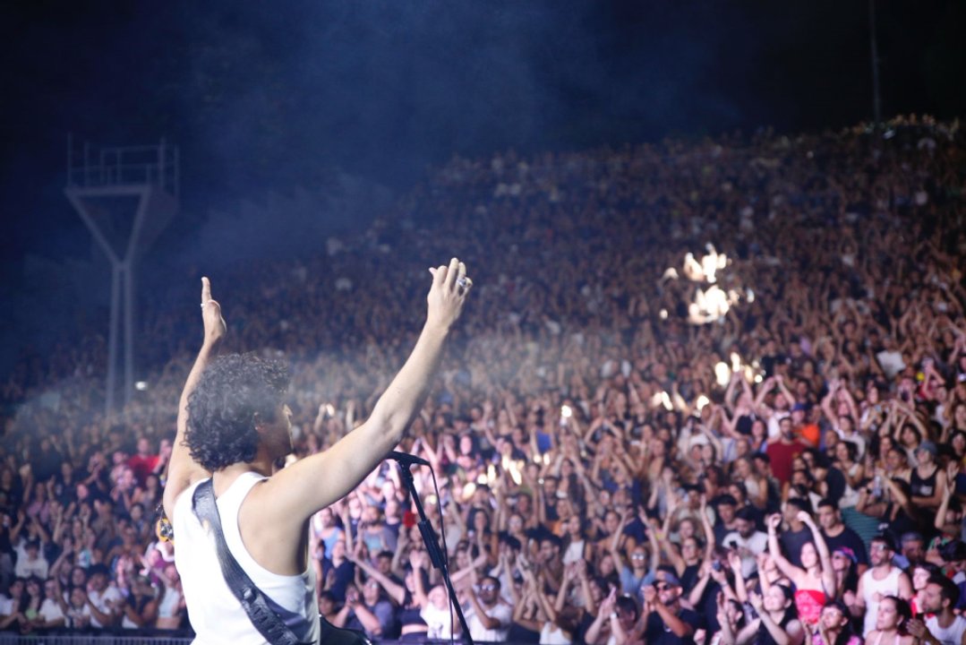 Escenario principal del festival FARO en el parque Urquiza de Rosario, colmado de público