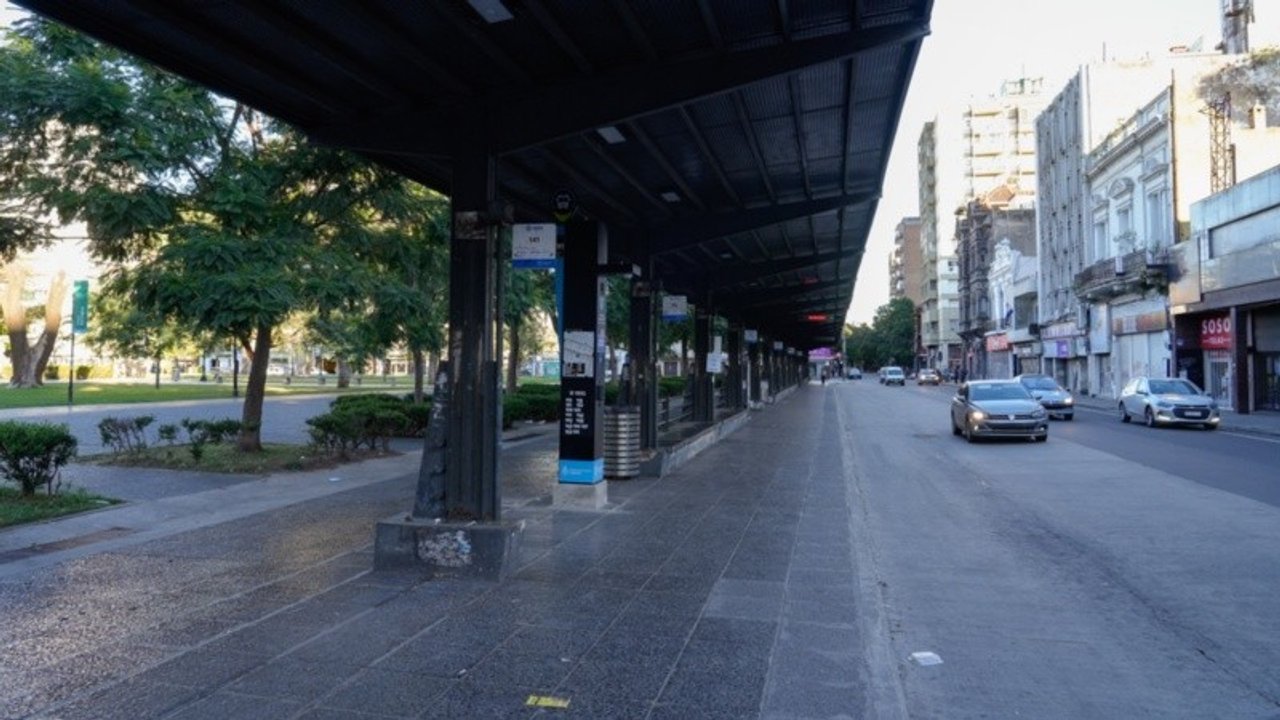 Colectivos urbanos de Rosario detenidos en una terminal durante una jornada de paro