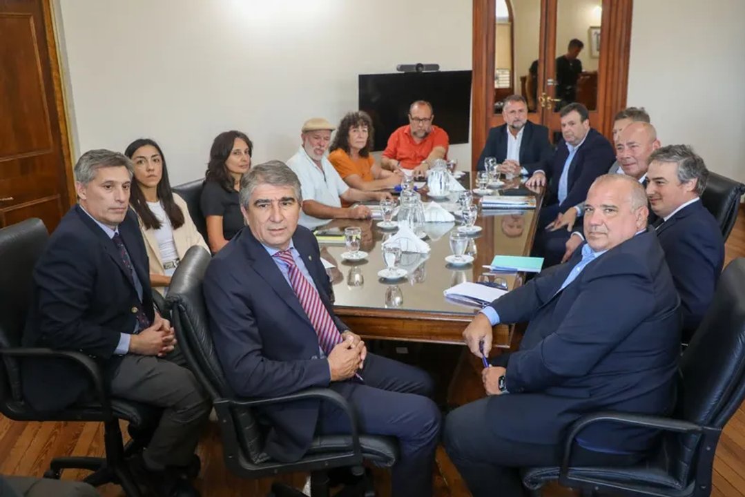 Dirigentes de UPCN Santa Fe en reunión paritaria con autoridades provinciales