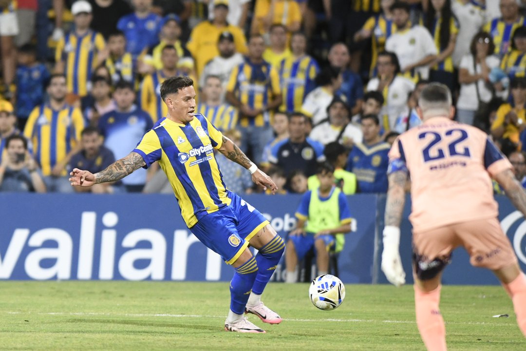 Jugadores de Rosario Central y Talleres disputan la pelota en el Gigante de Arroyito