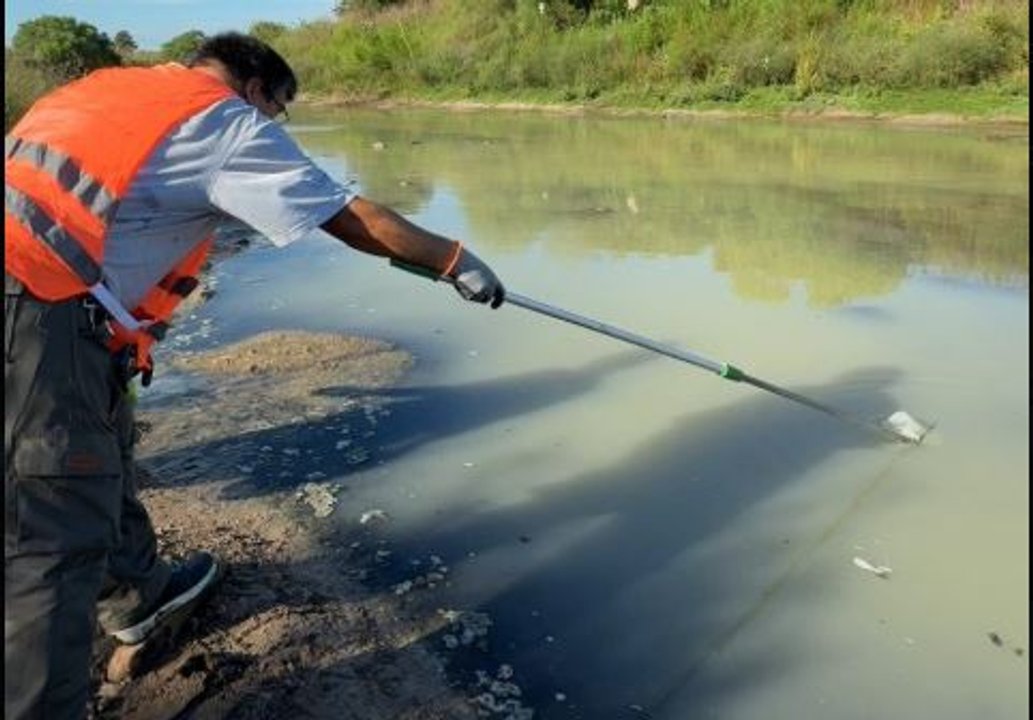 Descarga de residuos en el arroyo Ludueña