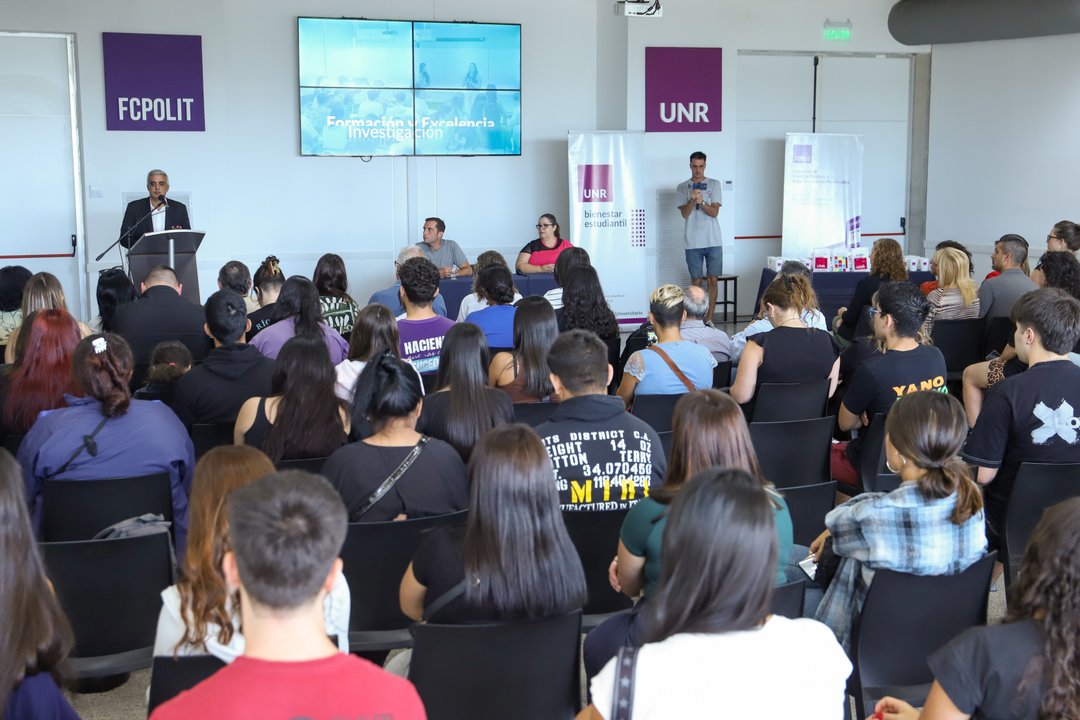 Estudiantes de la UNR durante una jornada académica