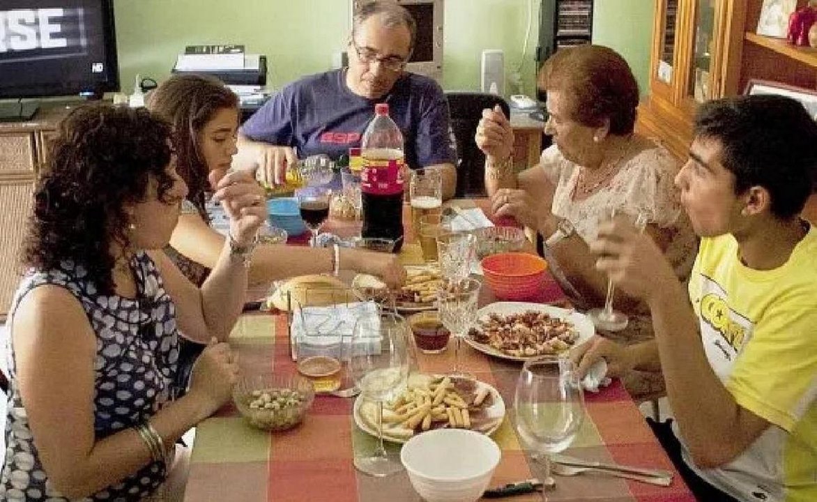 Familia de clase media evalúa su economía hogareña
