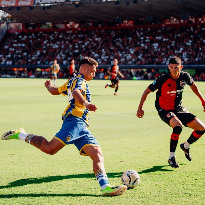 Jugadores de Rosario Central festejan un gol en el clásico rosarino ante Newell’s