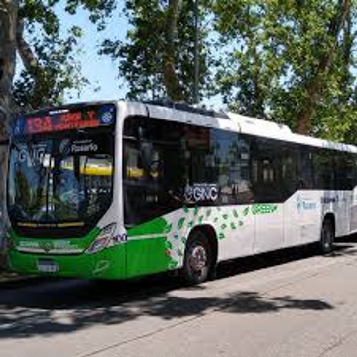 Colectivos urbanos circulando por la ciudad de Rosario