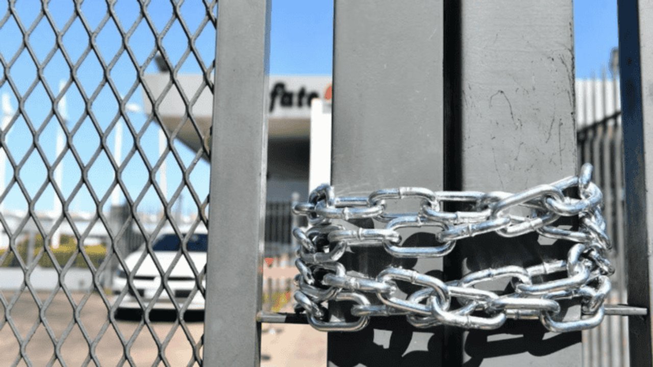 Ingreso a una planta industrial de Fate con presencia de trabajadores
