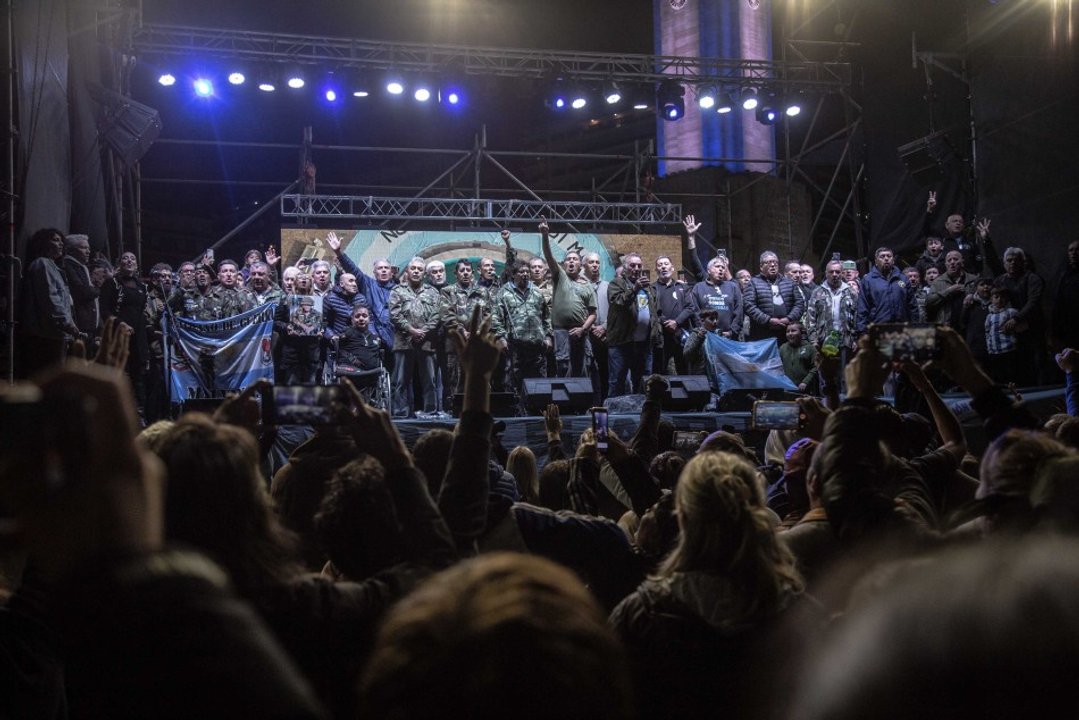 Monumento Nacional a la Bandera iluminado durante una vigilia por Malvinas