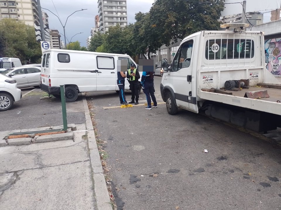 Patrullero y móviles municipales durante un operativo de control en Rosario