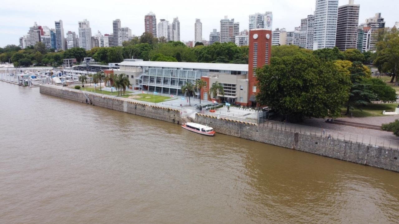 Hallan un cuerpo en descomposición en el río Paraná en Rosario