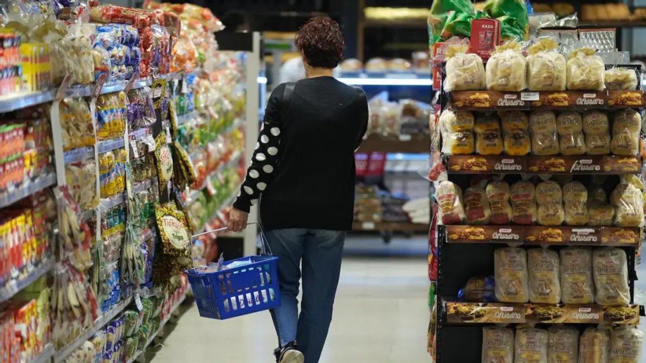 Inflación en alza, salarios en caída y deuda en rojo