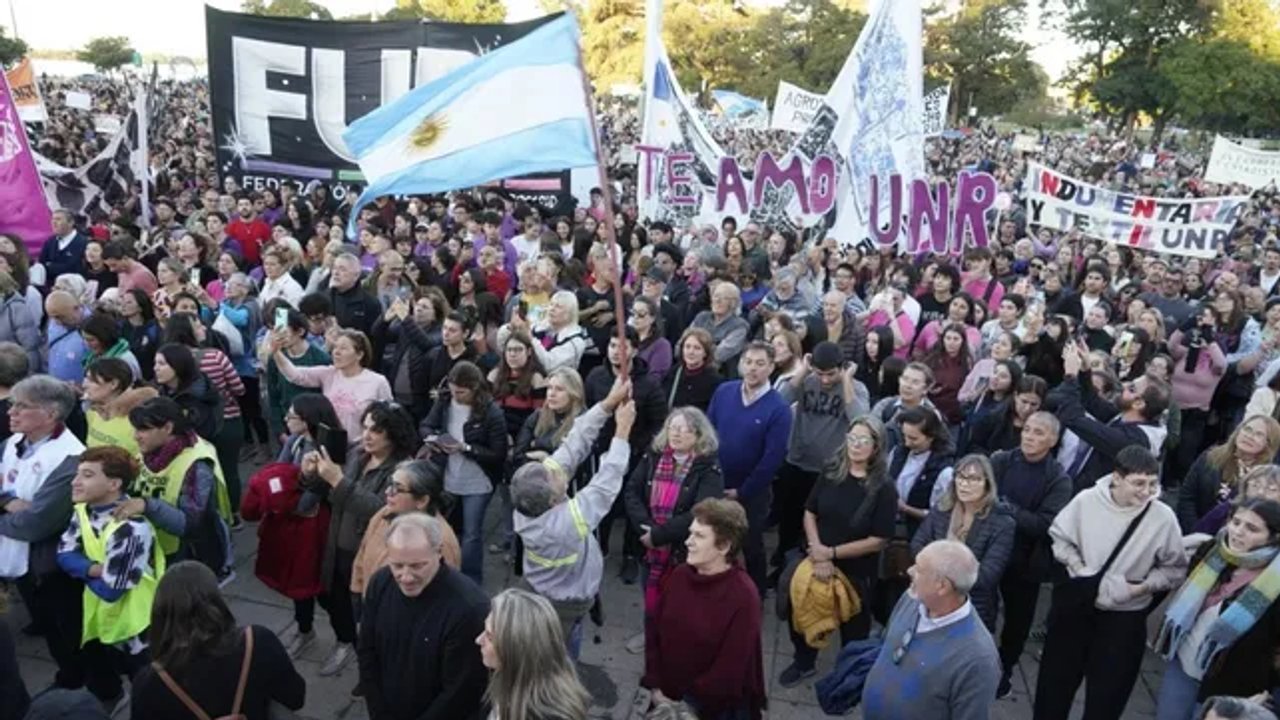 Rosario marchó por la universidad pública con más de 100 mil personas